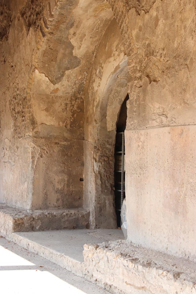 VII.5.24 Pompeii. October 2023. 
Doorway into Exedra (9) on north portico. Photo courtesy of Klaus Heese.
