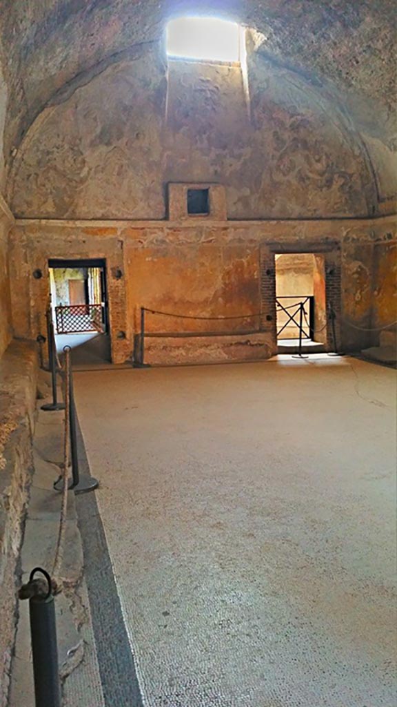 VII.5.24 Pompeii. 2015/2016.
Looking south along east side of apodyterium or changing room (14).
Photo courtesy of Giuseppe Ciaramella.
