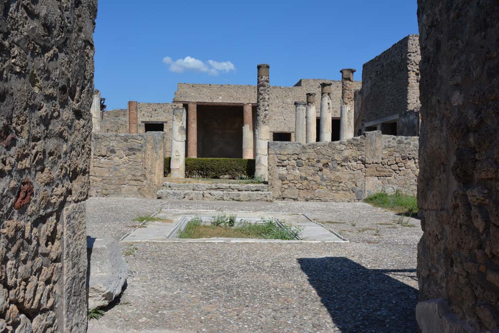 VII.7.5 Pompeii. September 2019. Looking north to atrium from entrance corridor.
Foto Annette Haug, ERC Grant 681269 DÉCOR

