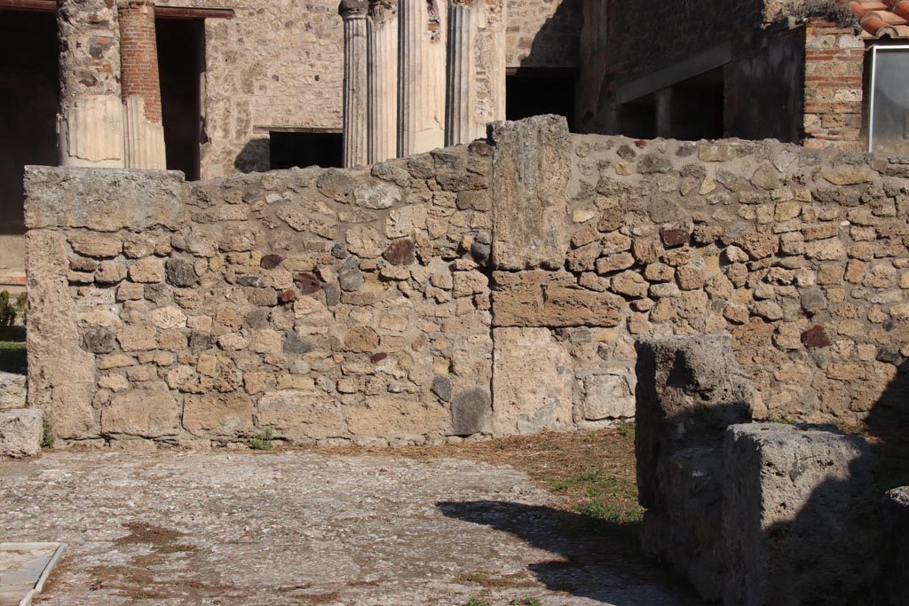 VII.7.5 Pompeii. October 2023. North-east corner of atrium with doorway to room h, east ala. Photo courtesy of Klaus Heese.