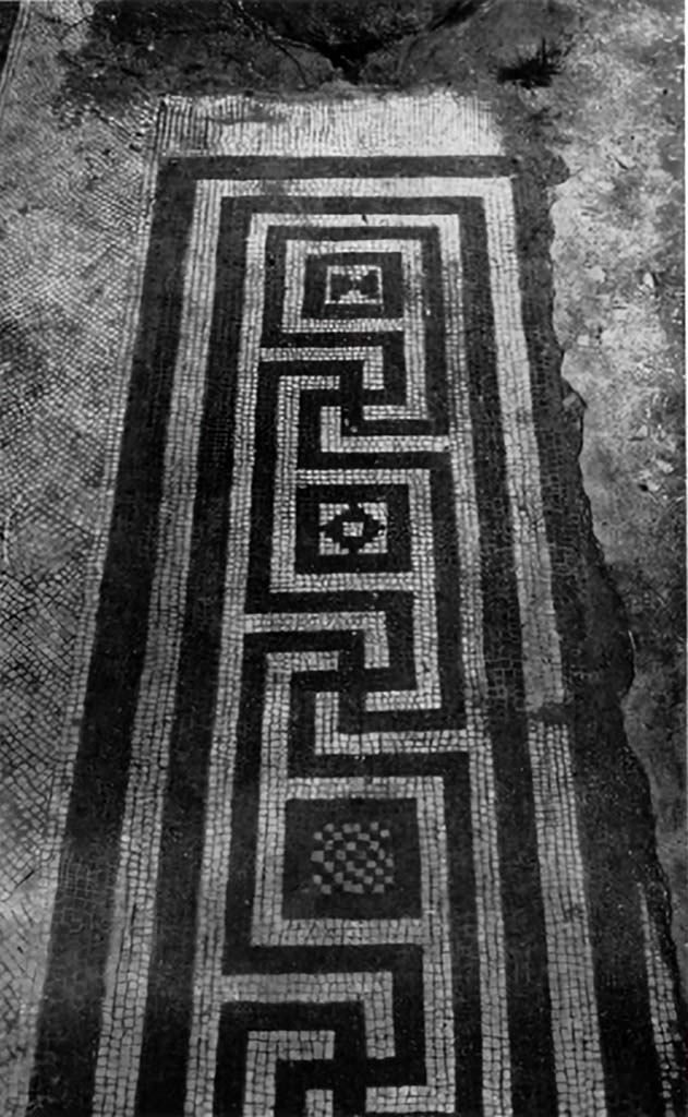 VII.7.5 Pompeii. c.1930. Flooring, showing threshold of the right ala (room h).
In VII.7.5, the right ala has the meander with every square different, while the left uses the simplified form.
See Blake, M., (1930). The pavements of the Roman Buildings of the Republic and Early Empire. Rome, MAAR, 8, (p.84 & Pl.21, tav. 2)
