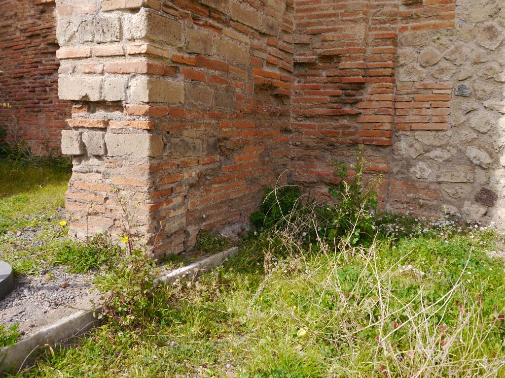 VII.9.2 Pompeii. March 2019.  North wall in north-west corner, with doorway into vestibule
Foto Anne Kleineberg, ERC Grant 681269 DÉCOR.


