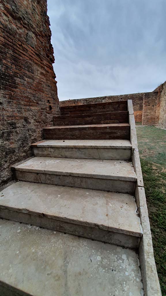 VII.9.2 Pompeii. August 2021. Steps to cella on north side of podium.
Foto Annette Haug, ERC Grant 681269 DÉCOR
