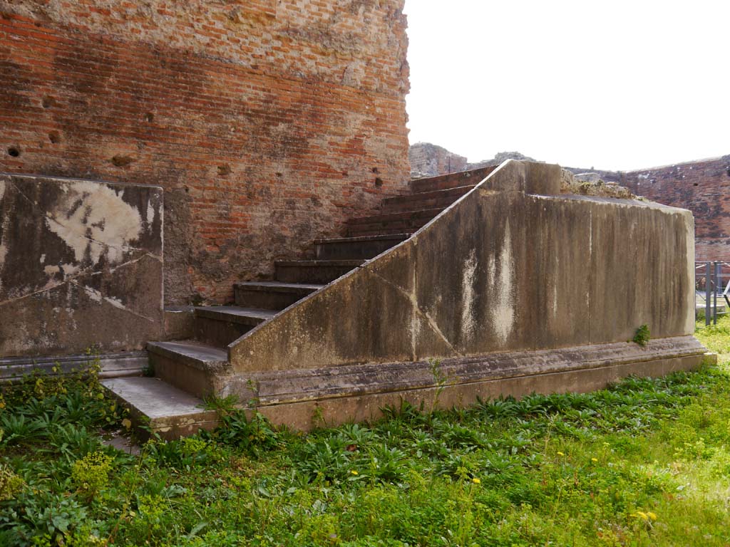 VII.9.2 Pompeii. March 2019. Looking south to stairs to podium at north end of cella.
Foto Anne Kleineberg, ERC Grant 681269 DÉCOR.

