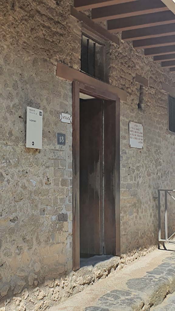 VII.12.18 Pompeii. July 2021. Entrance doorway.
Foto Annette Haug, ERC Grant 681269 DÉCOR.
