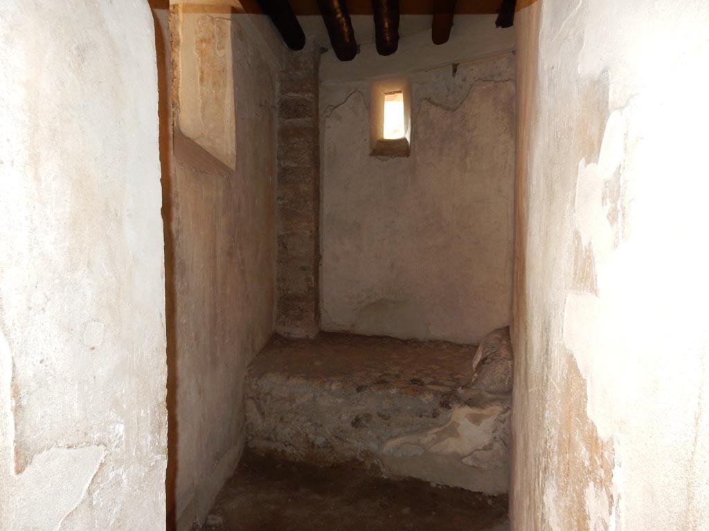 VII.12.18 Pompeii. May 2015. Prostitute’s room with stone bed. Photo courtesy of Buzz Ferebee.