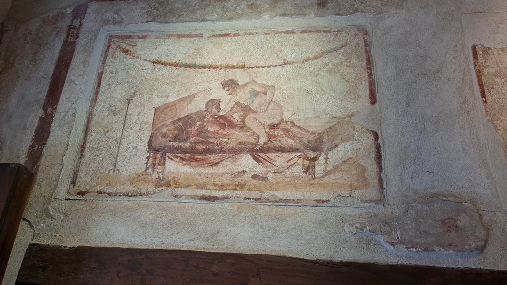 VI.12.18 Pompeii. April 2022. Painted erotic wall fresco on frieze. Photo courtesy of Giuseppe Ciaramella.