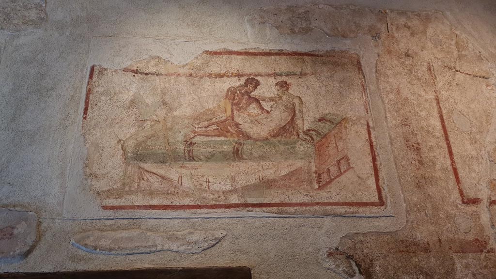 VI.12.18 Pompeii. April 2022. Painted erotic wall fresco on frieze. Photo courtesy of Giuseppe Ciaramella.