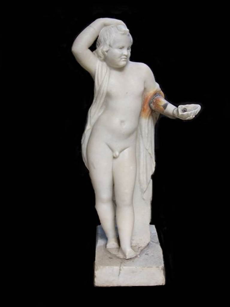 VII.12.28 Pompeii.  Marble fountain statue of small boy with hand on head and holding a shell.  Found in Viridarium.  Front view.  SAP inventory number 20395.