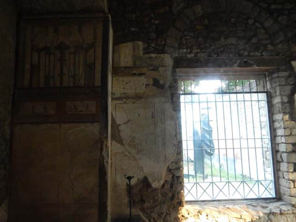 VIII.1.a, Pompeii. May 2018. Cubiculum B, south wall with window onto peristyle. Photo courtesy of Buzz Ferebee.