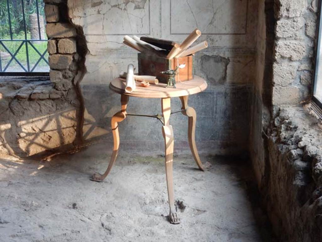 VIII.1.a, Pompeii. May 2018. Cubiculum B, south-west corner, with wooden table and objects. Photo courtesy of Buzz Ferebee.
