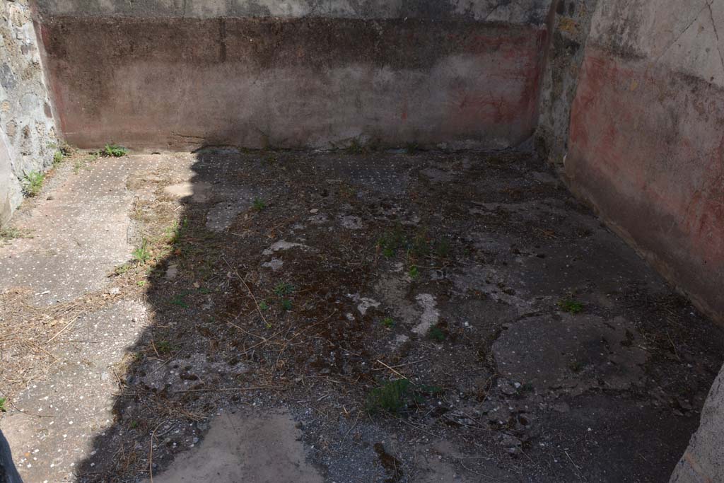 VIII.2.34 Pompeii. September 2019. Cubiculum ‘f’, looking east across flooring.
Foto Annette Haug, ERC Grant 681269 DÉCOR.
