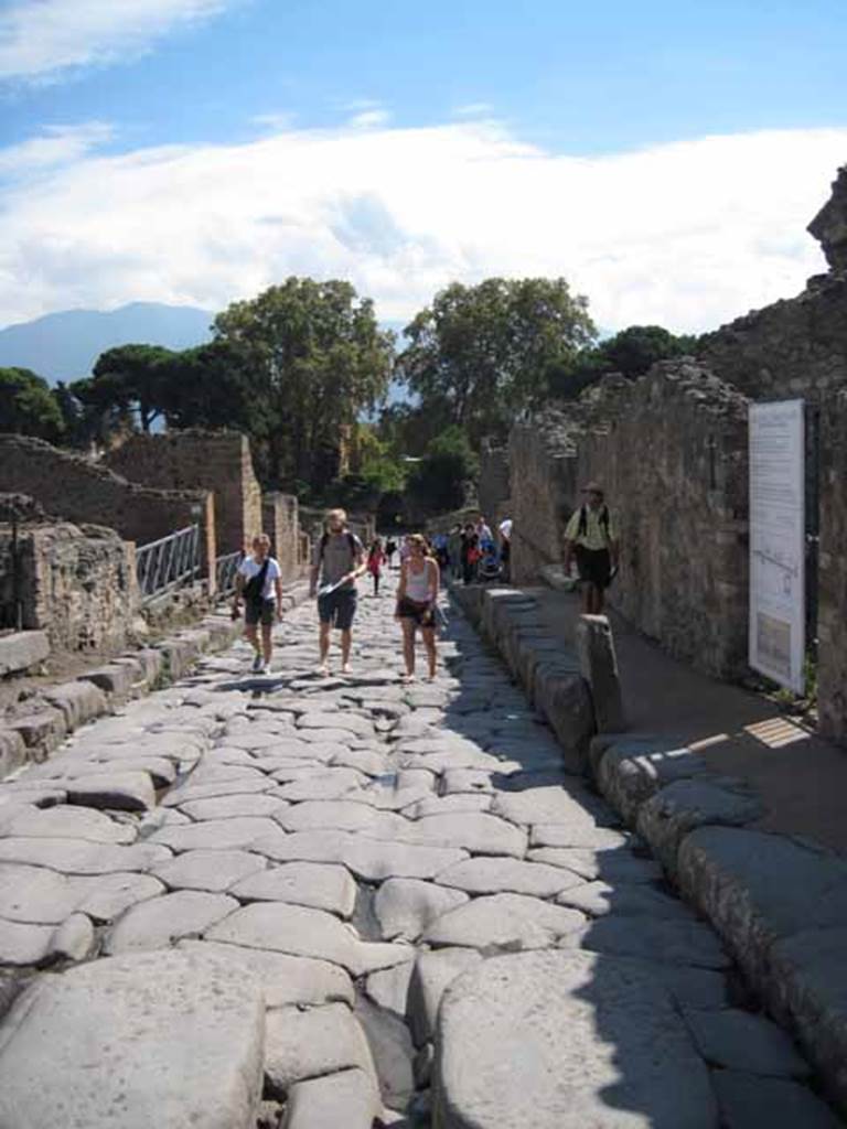 VIII.7.25 Pompeii. September 2010. Via Stabiana looking south toward Porta Stabia, with doorway to VIII.7.25, on right of image. Photo courtesy of Drew Baker.
