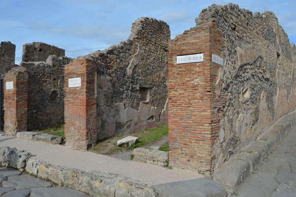 IX.2.11 Pompeii, on left, and IX.2.12, in centre. October 2018. Looking north on east side of Via Stabiana, with Vicolo di Balbo, on right.
Foto Taylor Lauritsen, ERC Grant 681269 DCOR.

