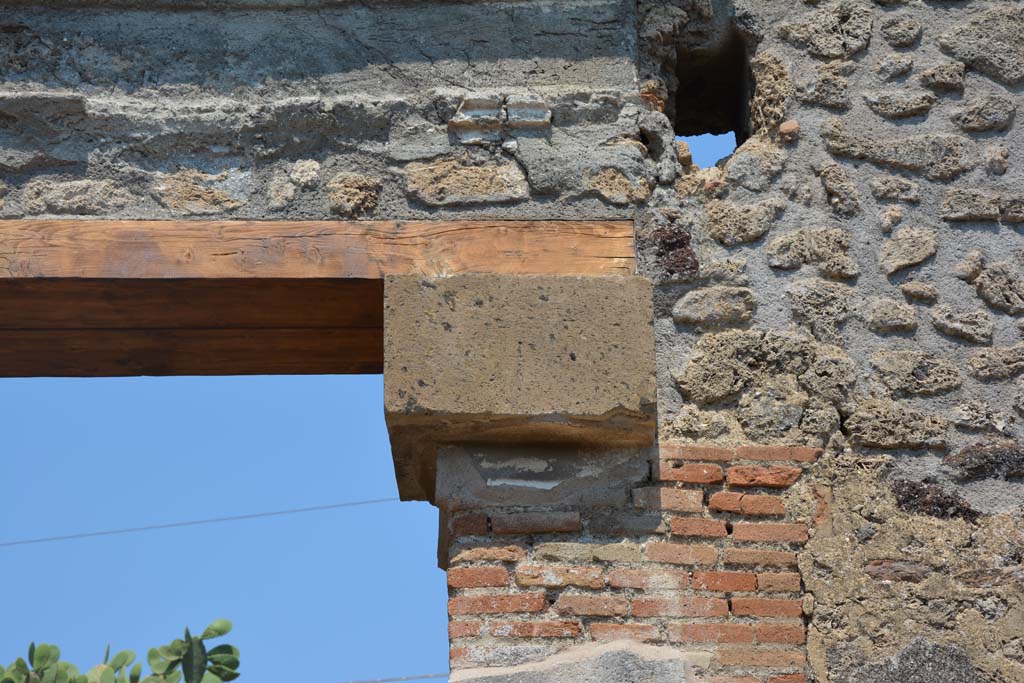 IX.7.16 Pompeii. July 2017. Square capital at top of south side of doorway.
Foto Annette Haug, ERC Grant 681269 DÉCOR.

