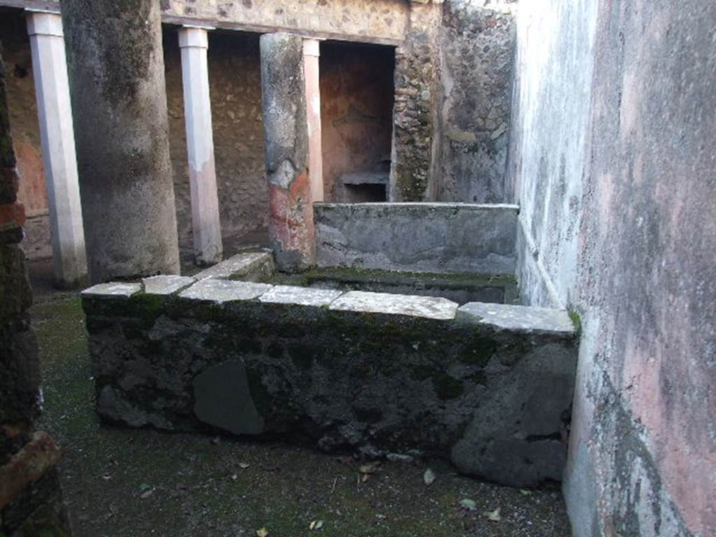 HGW24 Pompeii. December 2006. Looking north across pool in small courtyard, from end of corridor.