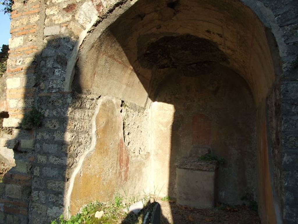 HGE12 Pompeii. December 2006. Lararium with altar, east wall.