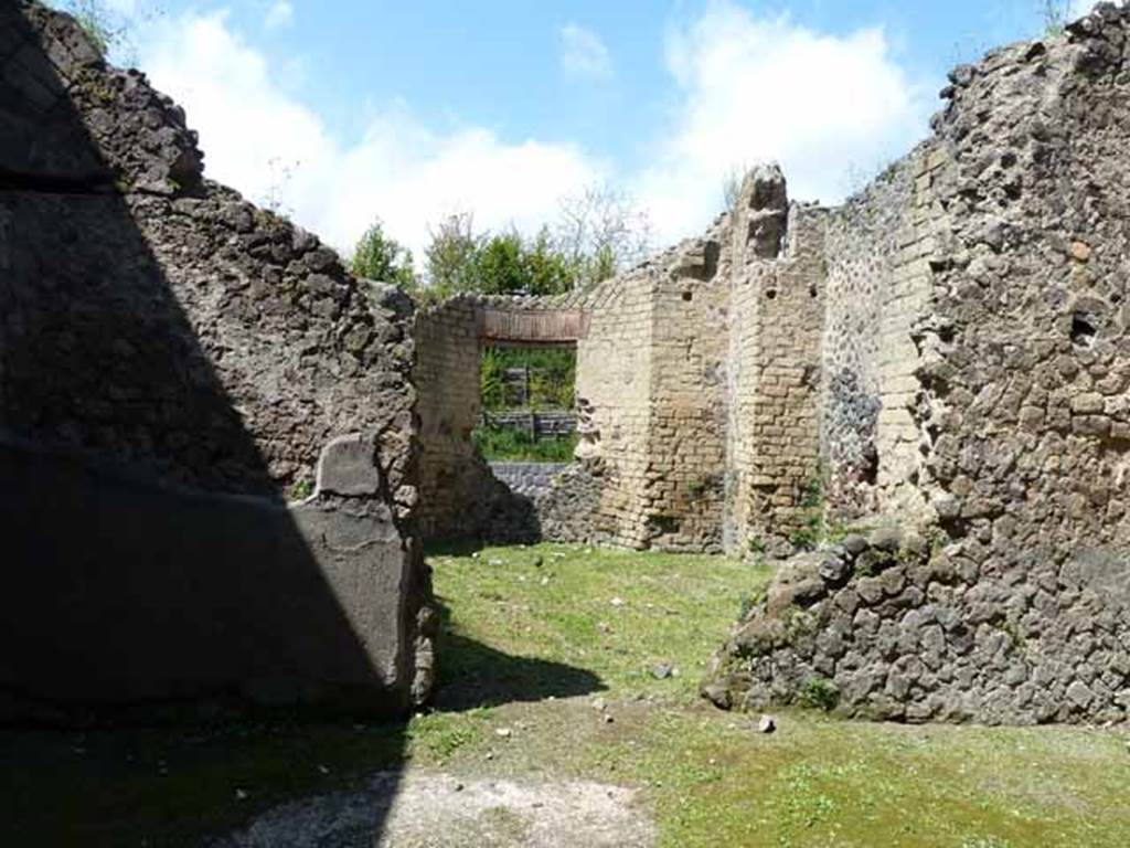 Villa of Mysteries, Pompeii. May 2010. Room 26, at front, looking into room 25, apsidal hall at rear.