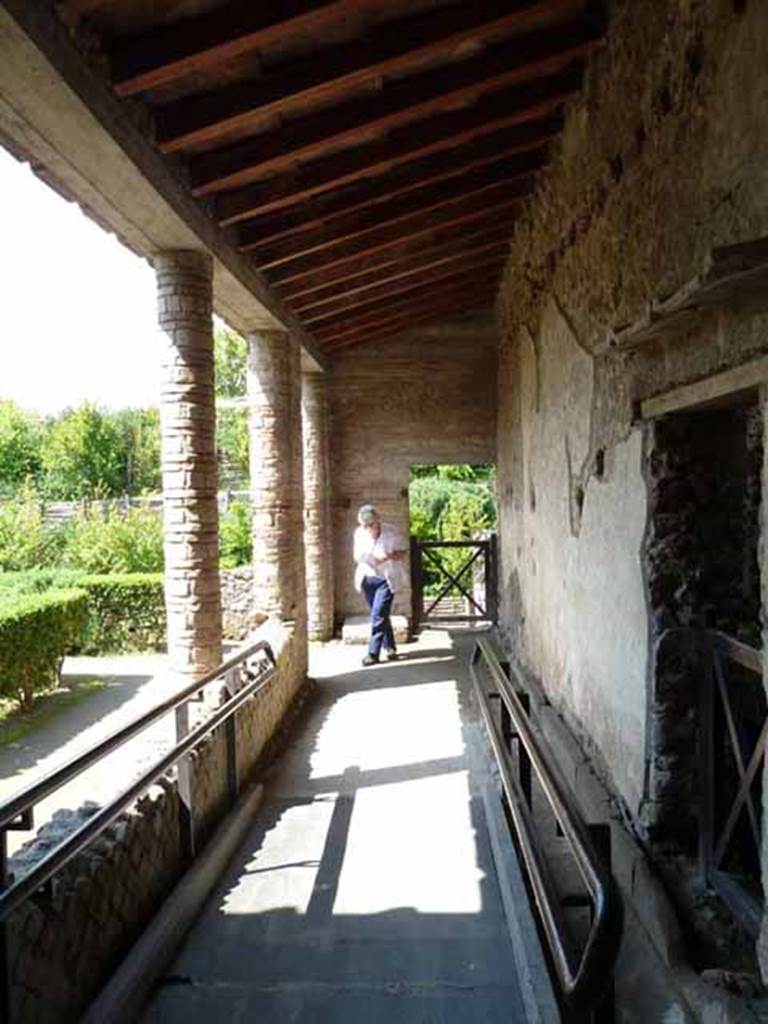 Villa of Mysteries, Pompeii. May 2010. Looking north along portico P5 from near doorway to room 23.