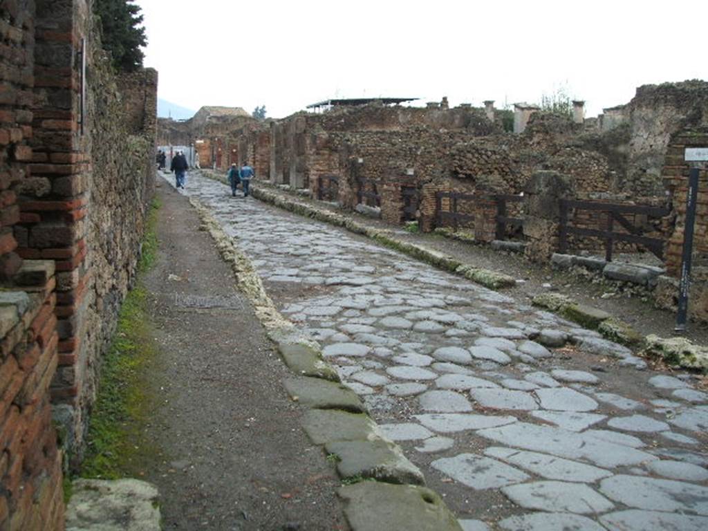 Via dei Teatri between VIII.5 and VIII.4. Looking north from VIII.4.40 near junction with Via del Tempio d’Iside (on right). December 2004.