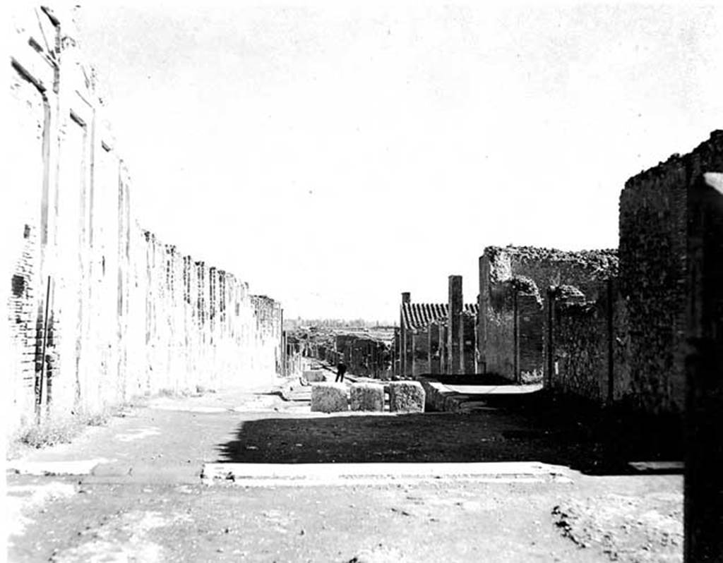 Via dell’Abbondanza. 1945. Looking east from the Forum, between VII.9 and VIII.3. Photo courtesy of Rick Bauer.