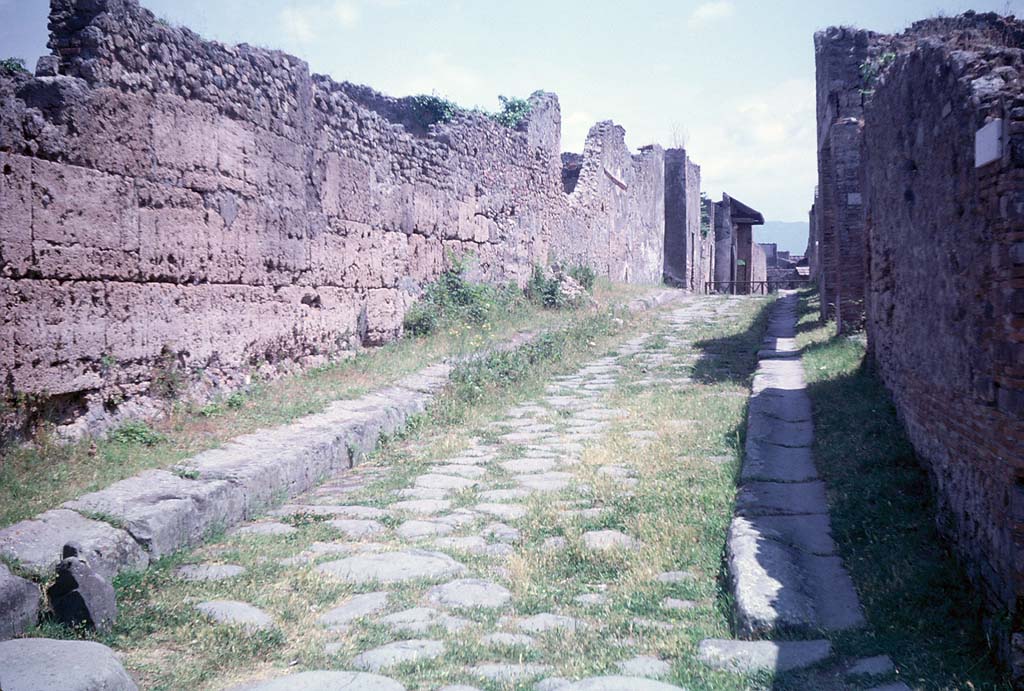 Vicolo del Menandro, north side, Pompeii. June 1962. Looking east along south wall of I.4.5/25. Photo courtesy of Rick Bauer.