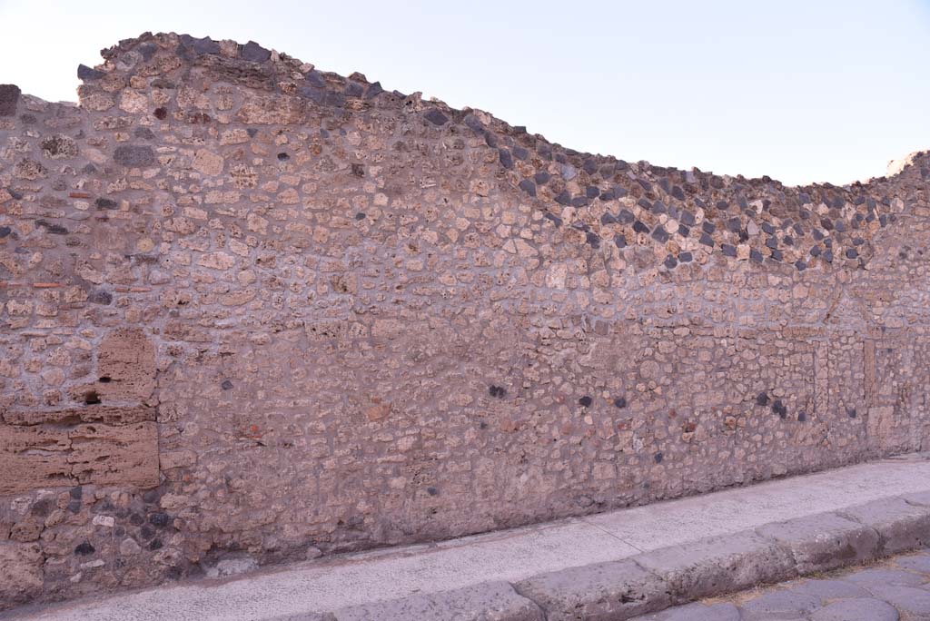 Vicolo del Menandro, north side, Pompeii. October 2019. Detail of south perimeter wall of Insula.
Foto Tobias Busen, ERC Grant 681269 DCOR.
