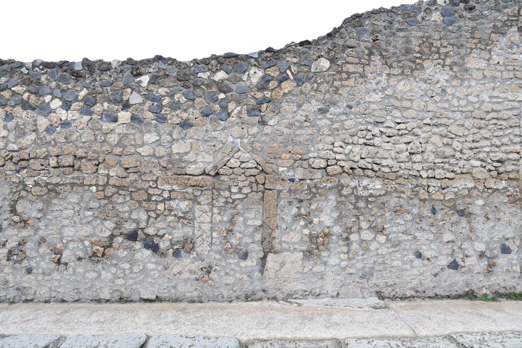 Vicolo del Menandro, north side, Pompeii. March 2018. Looking north towards south wall of Insula.
Foto Tobias Busen, ERC Grant 681269 DCOR.
