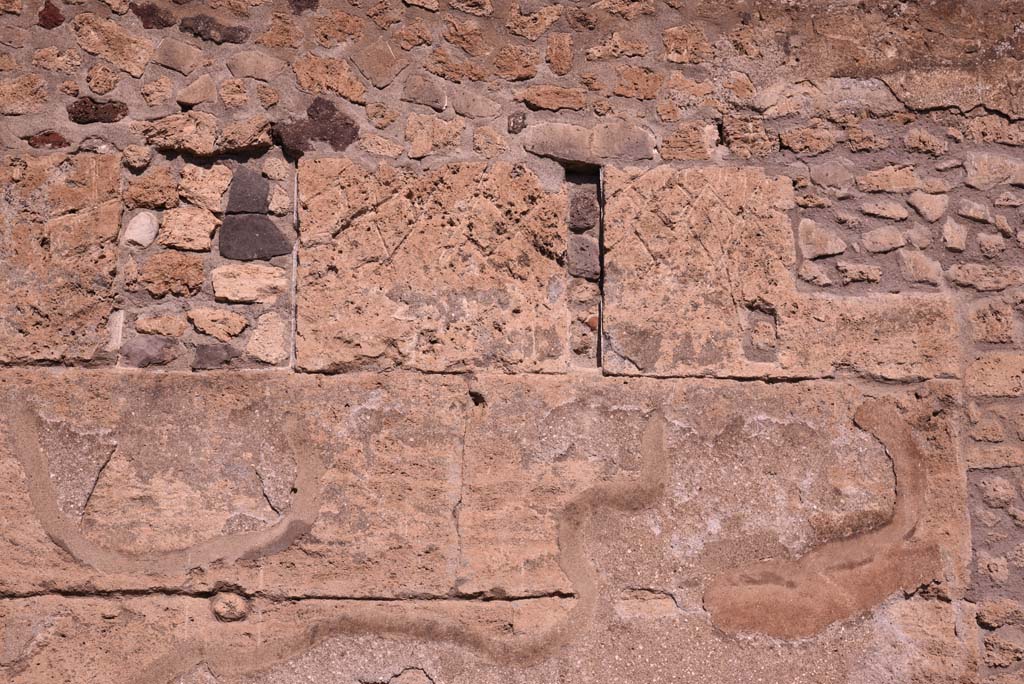 Vicolo del Menandro, north side, Pompeii. October 2019. Detail of upper block work on south perimeter wall of Insula.  
Foto Tobias Busen, ERC Grant 681269 DCOR.

