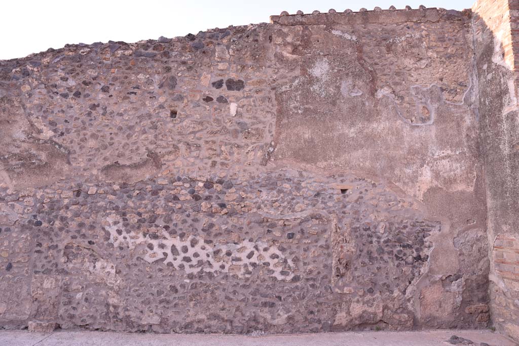 Vicolo del Menandro, north side, Pompeii. October 2019. Detail of wall at east end near I.4.28, on right.
Foto Tobias Busen, ERC Grant 681269 DCOR.
