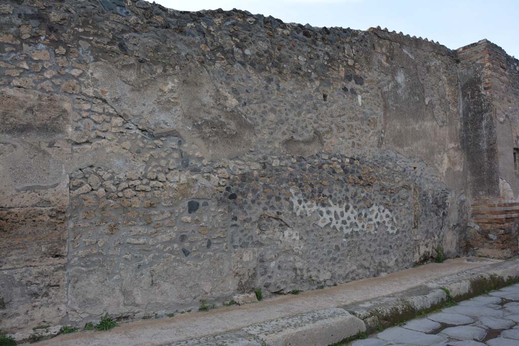 Vicolo del Menandro, Pompeii. March 2018. Detail of wall towards east end near I.4.28, on right.   
Foto Tobias Busen, ERC Grant 681269 DCOR.
