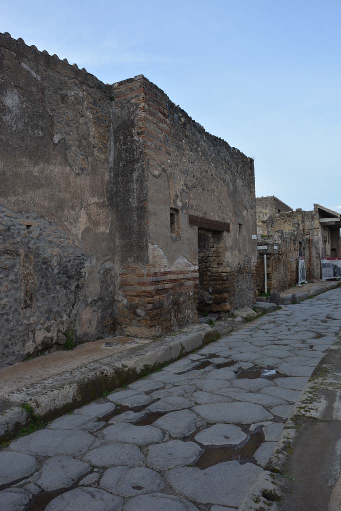 Vicolo del Menandro, north side, Pompeii. March 2018. 
Looking north-east towards I.4.28, followed by junction with Vicolo del Citarista.
Foto Tobias Busen, ERC Grant 681269 DCOR.

