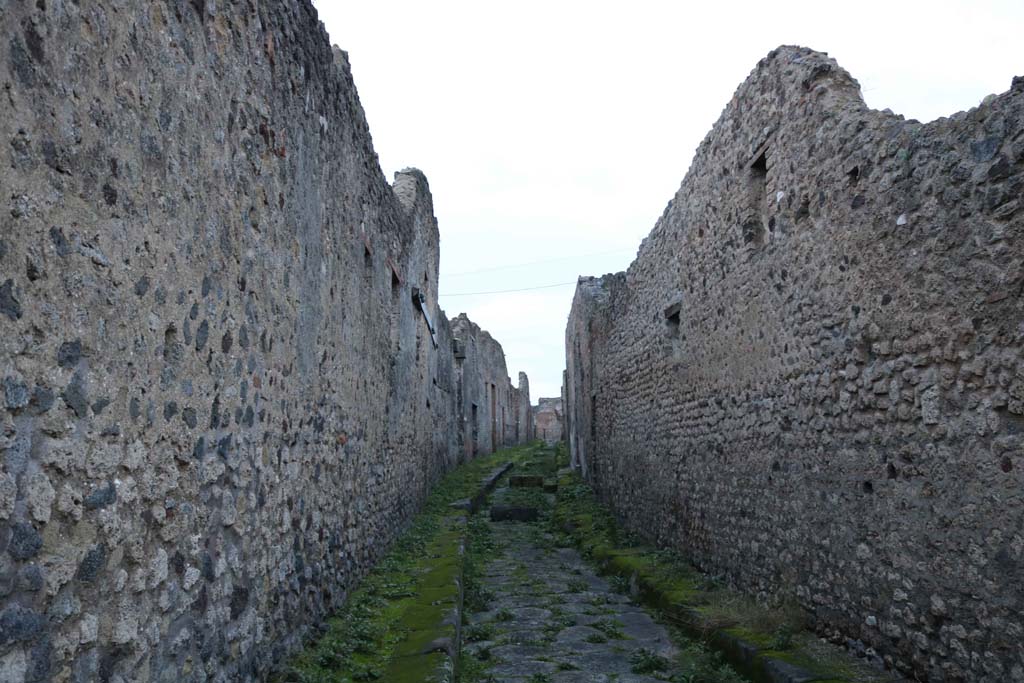 Vicolo del Panettiere, Pompeii, between VII.2, on left, and VII.3, on right. December 2018. 
Looking west from Via Stabiana. Photo courtesy of Aude Durand.

