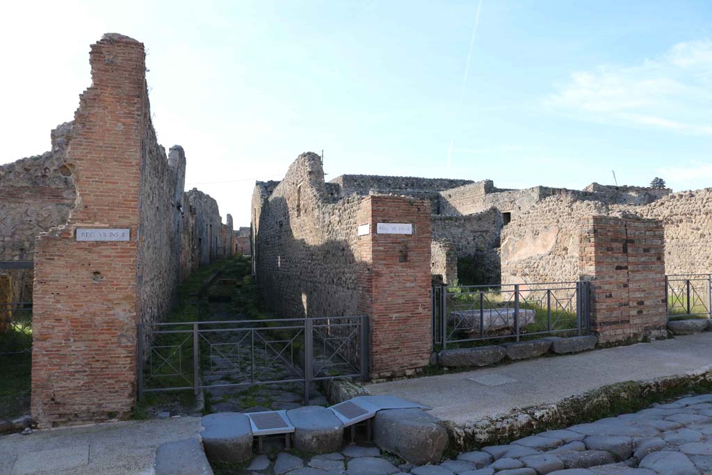 Vicolo del Panettiere, Pompeii. December 2018. 
Looking west from Via Stabiana, between VII.2.15, on left, and VII.3.23, on right. Photo courtesy of Aude Durand.
 

