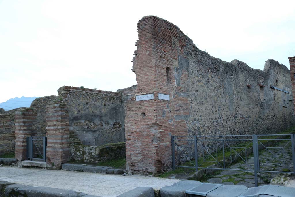 Vicolo del Panettiere, on right, Pompeii. December 2018. 
Looking west from junction with Via Stabiana, with VII.2.14 and 15, on left. Photo courtesy of Aude Durand.

