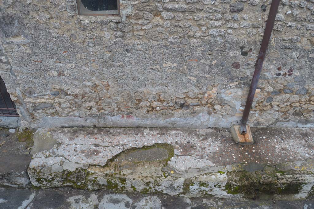 Vicolo della Fullonica, Pompeii. March 2018. Looking east, detail of lower wall and pavement, continuation south from doorway.
Foto Taylor Lauritsen, ERC Grant 681269 DÉCOR.
