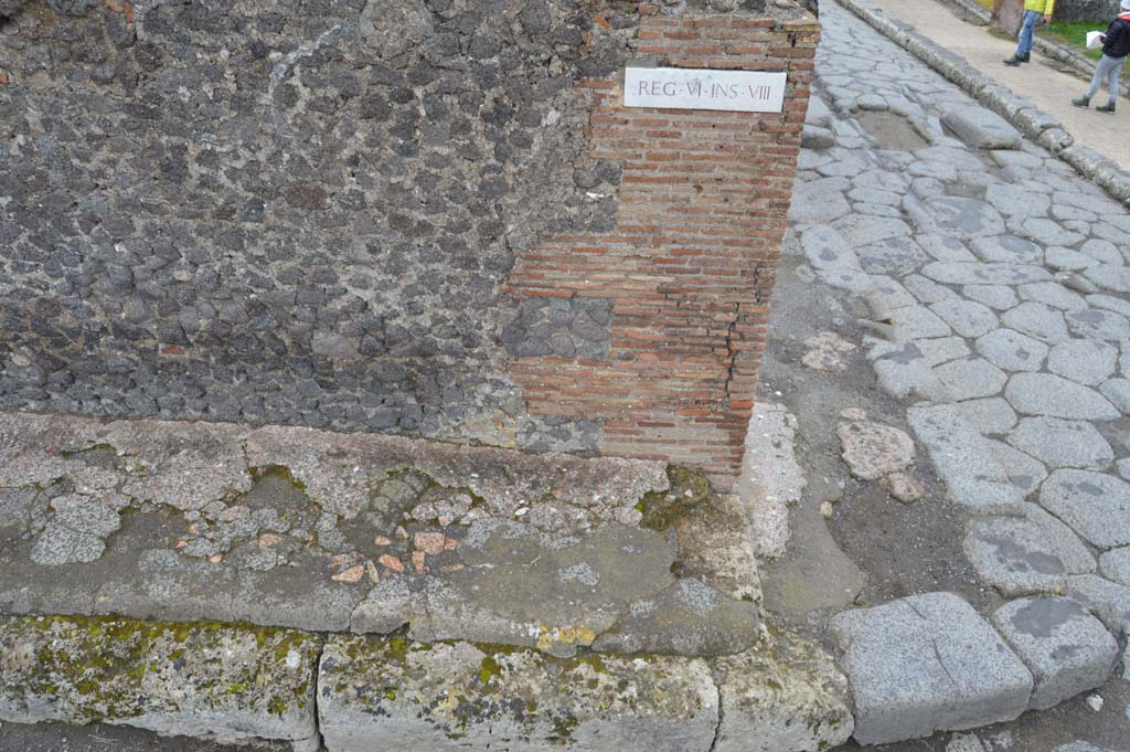 Vicolo della Fullonica, Pompeii. March 2018. 
Looking east, detail of lower wall and pavement, continuation south to junction with Via delle Terme, on right.
Foto Taylor Lauritsen, ERC Grant 681269 DÉCOR.
