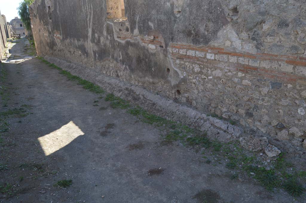 Vicolo della Fullonica, west side at junction with Vicolo di Mercurio, on right. October 2017. Looking south along side wall of VI.5.16.
Foto Taylor Lauritsen, ERC Grant 681269 DÉCOR.
