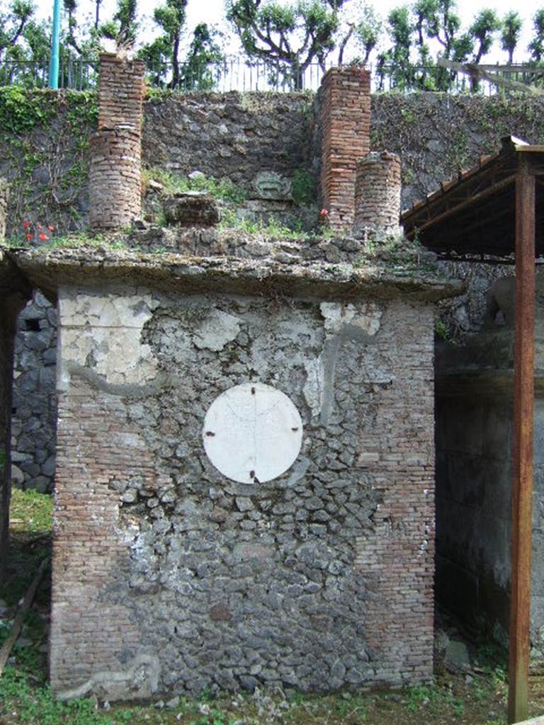 Pompeii Porta Nocera Tomb 29OS. Aedicula and podium. May 2006.
.