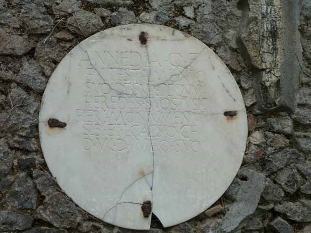 Pompeii Porta Nocera. Tomb 29OS. May 2010. Round marble plaque with inscription. 
ANNEDIA Q(uinti) F(ilia)
EX TESTAMENTO
SVO DE SVA PEQVNIA
HEREDES SVOS IV SIT
FIERI MONVMENTVM
SIBI ET L(ucio) CAESIO C(ai) F(ilio)
D(uo) V(iro) I(ure) D(icundo) VIRO SVO.
