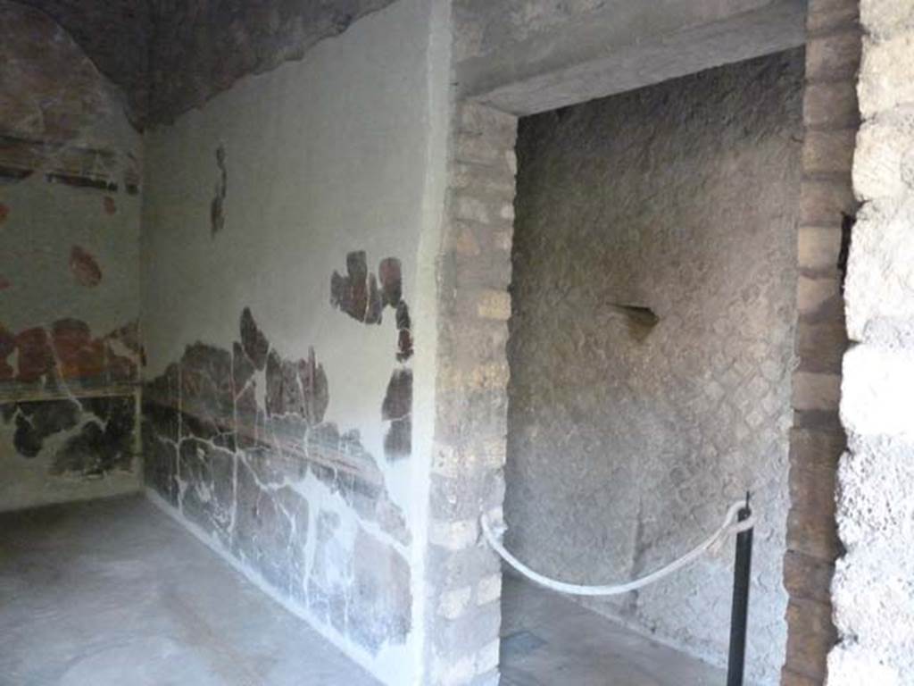 Oplontis, September 2015. Room 30, west wall with doorway to corridor on east side of rooms 21 and 20.