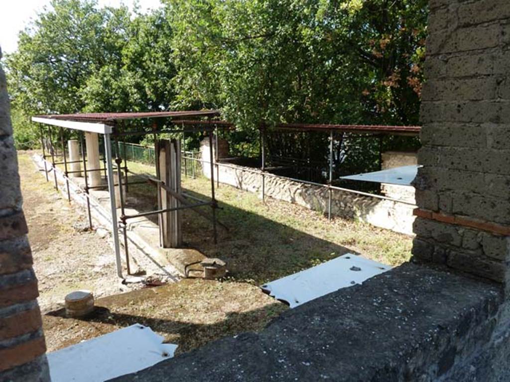 Stabiae, Villa Arianna, September 2015. Portico H, north-east corner with remains of rooms P, Q and V, right of centre.
