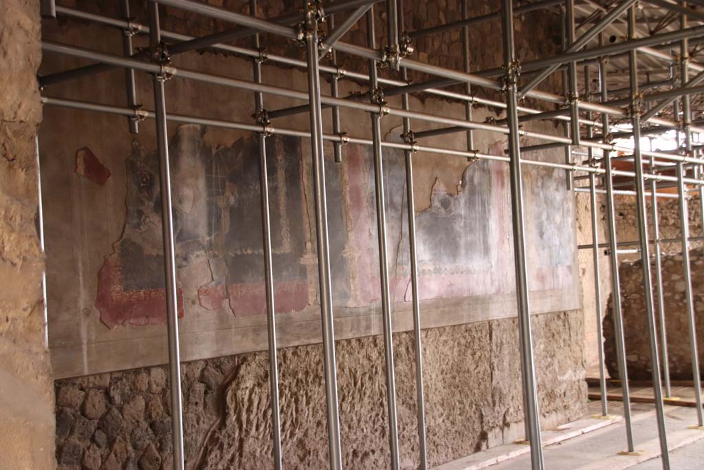 Stabiae, Villa Arianna, October 2020. Room 24, detail from west wall. Photo courtesy of Klaus Heese.