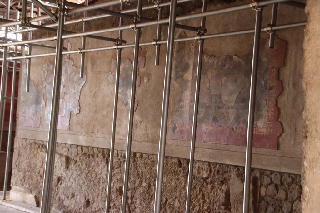 Stabiae, Villa Arianna, October 2020. Room 24, detail from east wall. Photo courtesy of Klaus Heese.