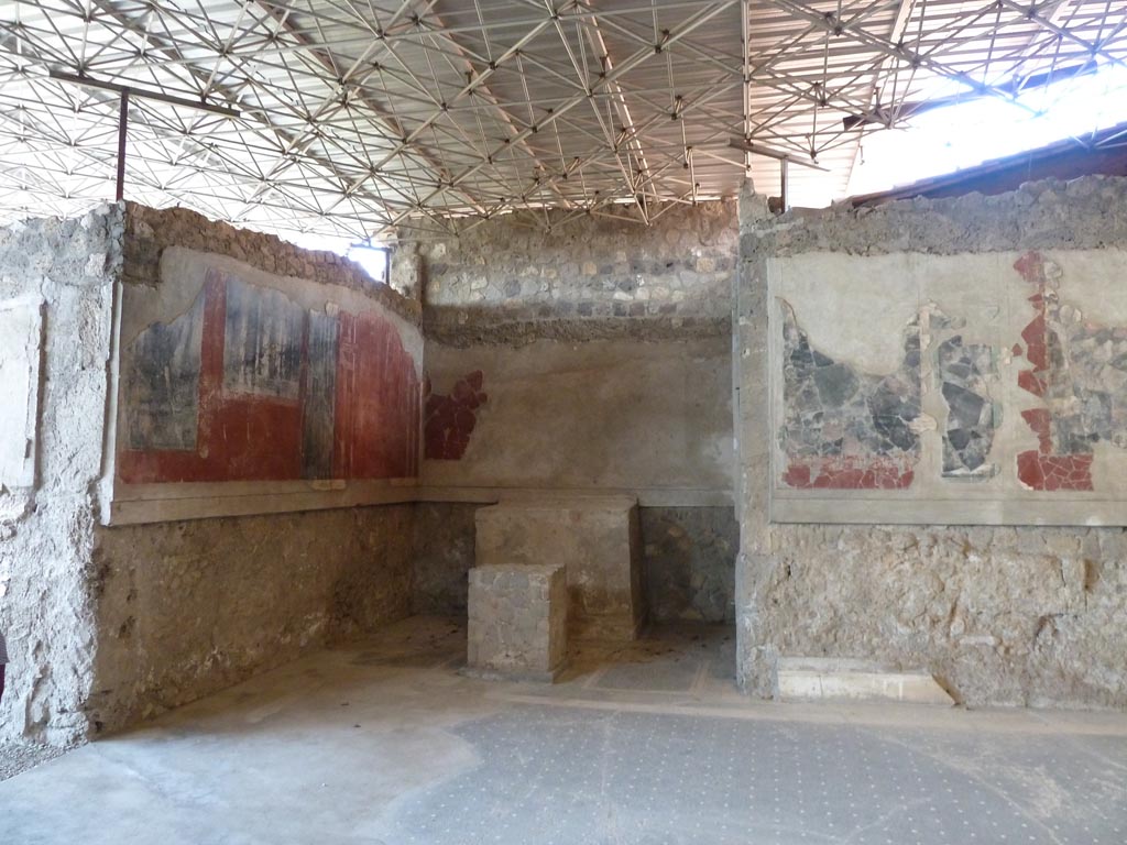 Stabiae, Villa Arianna, September 2015. Room 24, lararium with small podium in ala in north-east corner of atrium