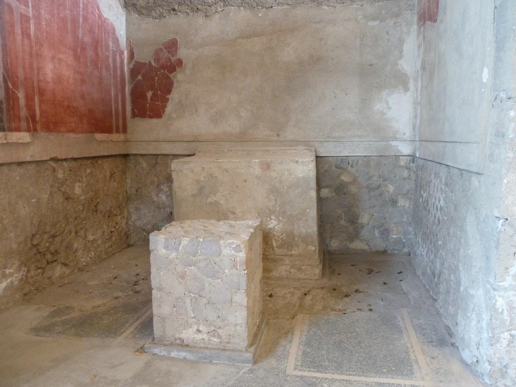 Stabiae, Villa Arianna, September 2015. Room 24, podiums/altars in north-east corner of atrium.