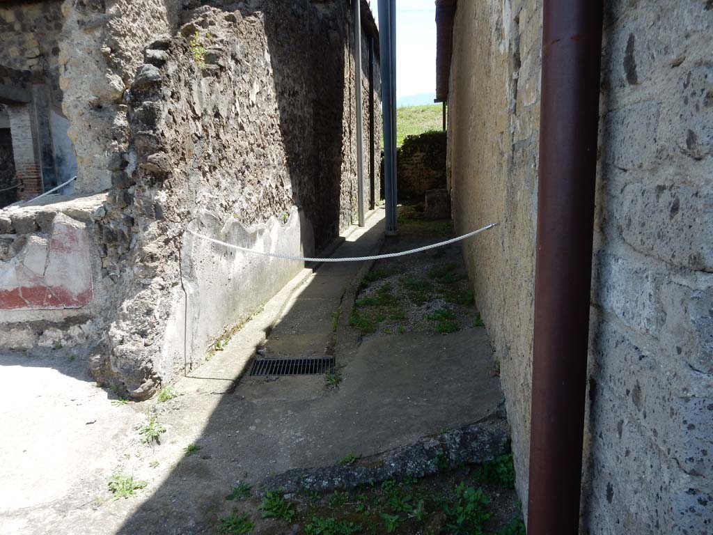 Stabiae, Villa Arianna, June 2019. Small alleyway between Villa Arianna on right and Secondo Complesso (Villa B) on the left.
Photo courtesy of Buzz Ferebee.
