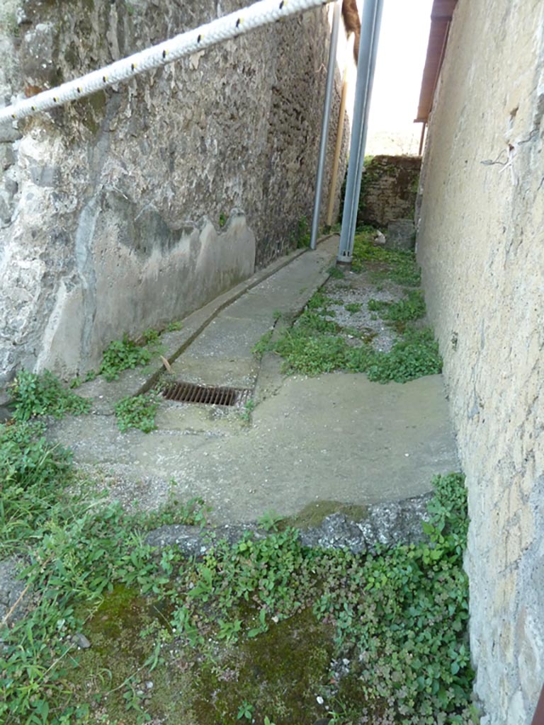 Stabiae, Villa Arianna, September 2015. 
Small alleyway between Villa Arianna on right and Secondo Complesso (Villa B) on the left.
