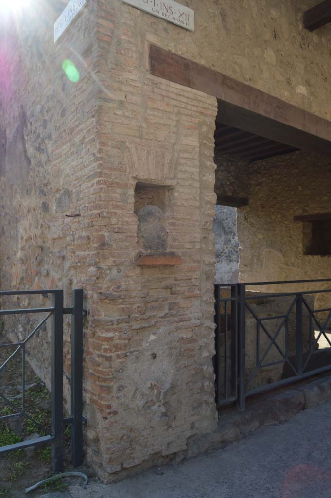 Street shrine or niche at east side of entrance doorway of I.12.5 Pompeii. 
October 2017. 
Foto Taylor Lauritsen, ERC Grant 681269 DCOR.
