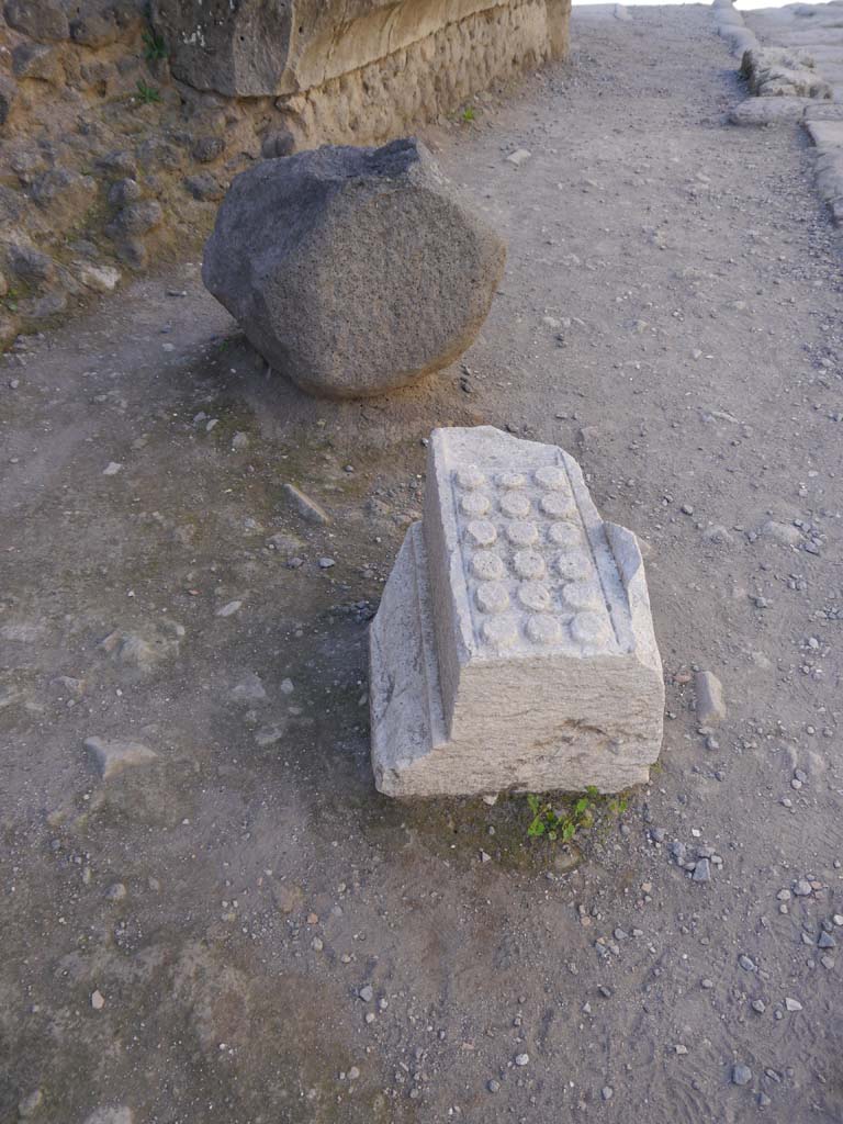 Near Temple of Jupiter/Arch in north-east end of the Forum. September 2018. 
Tufa and marble objects in pavement in Vicolo dei Soprastanti.
Foto Anne Kleineberg, ERC Grant 681269 DÉCOR

